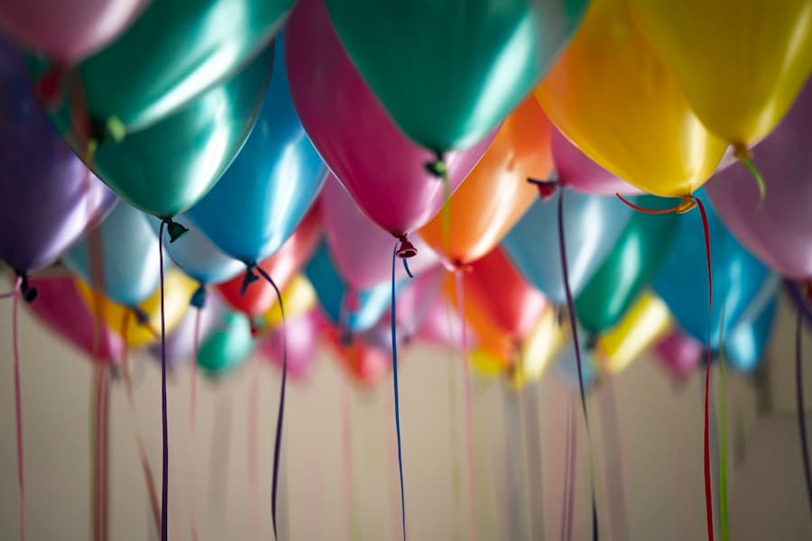 Kolorowa sala zabaw z balonami